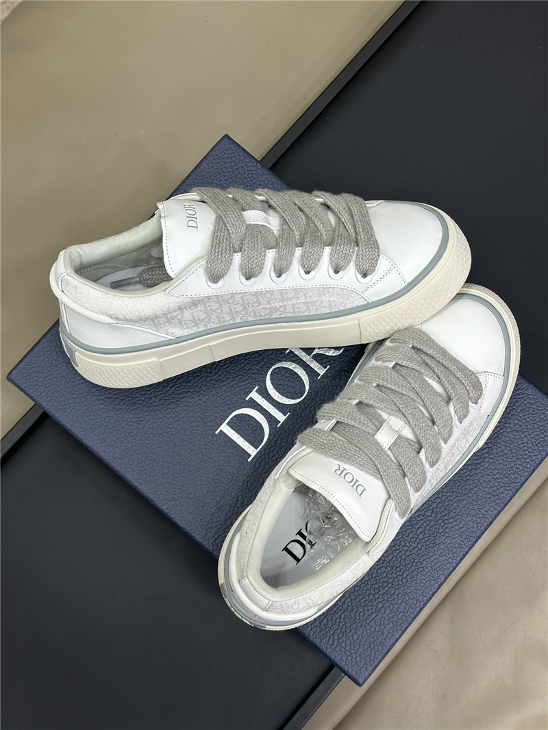 D10r lace-up low top heart sneakers