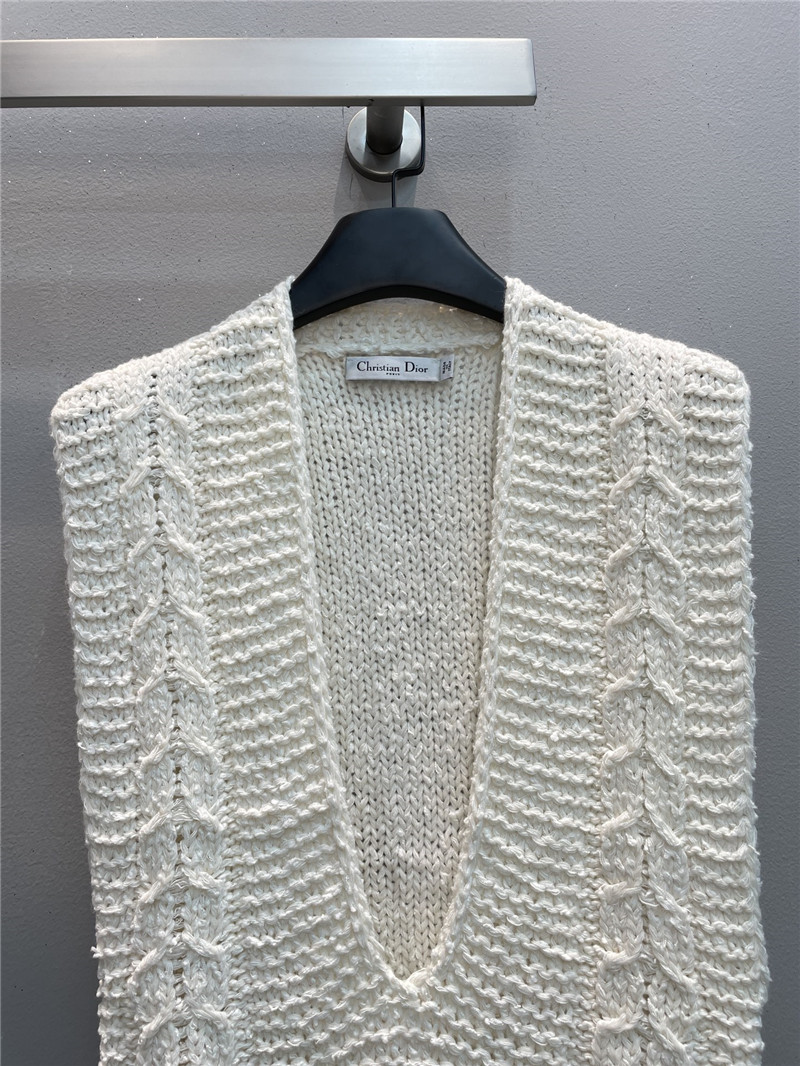 D10r v-neck wool blend knit vest in ecru