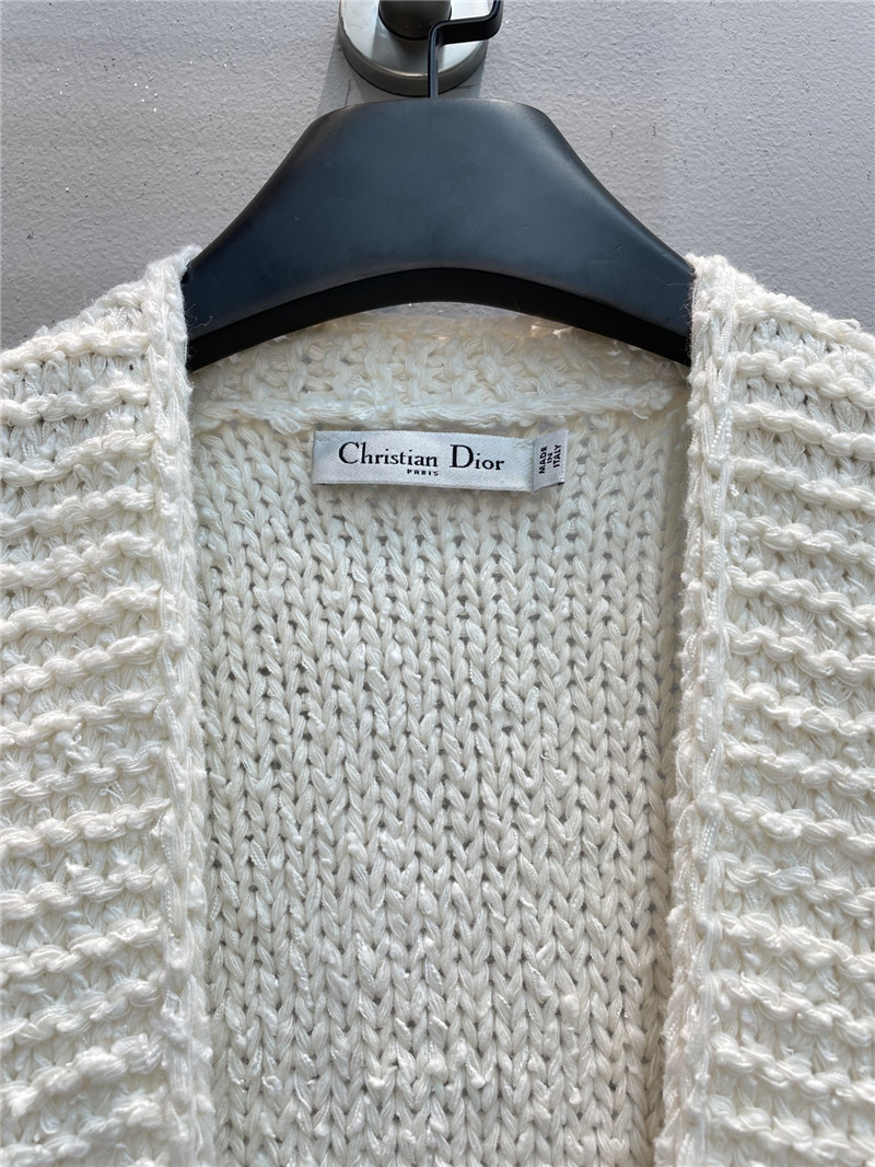 D10r v-neck wool blend knit vest in ecru