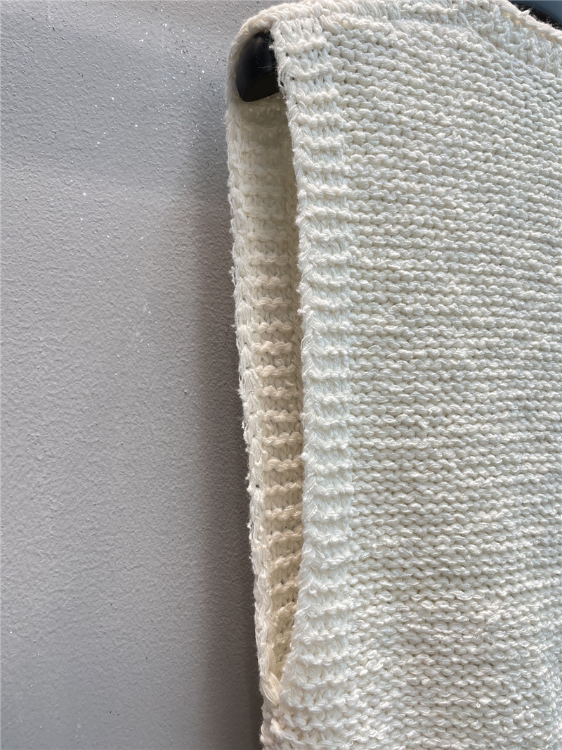 D10r v-neck wool blend knit vest in ecru