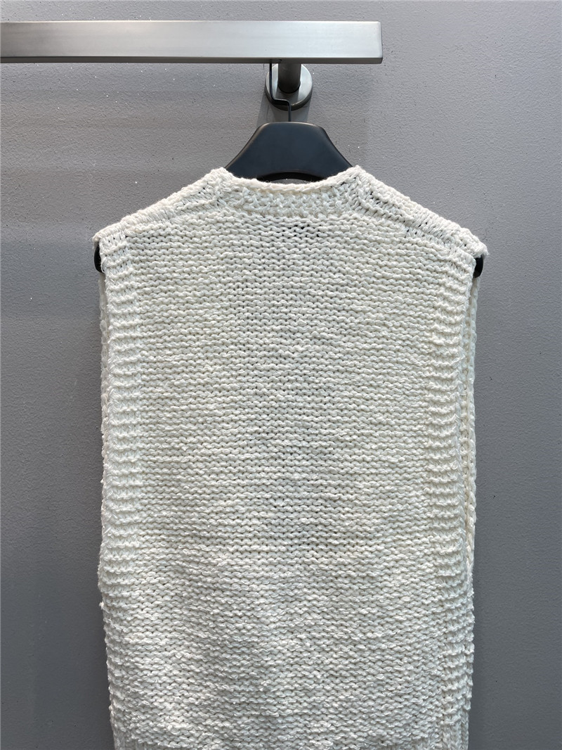 D10r v-neck wool blend knit vest in ecru