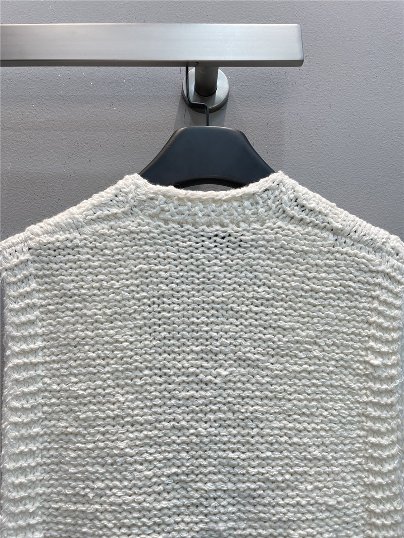 D10r v-neck wool blend knit vest in ecru