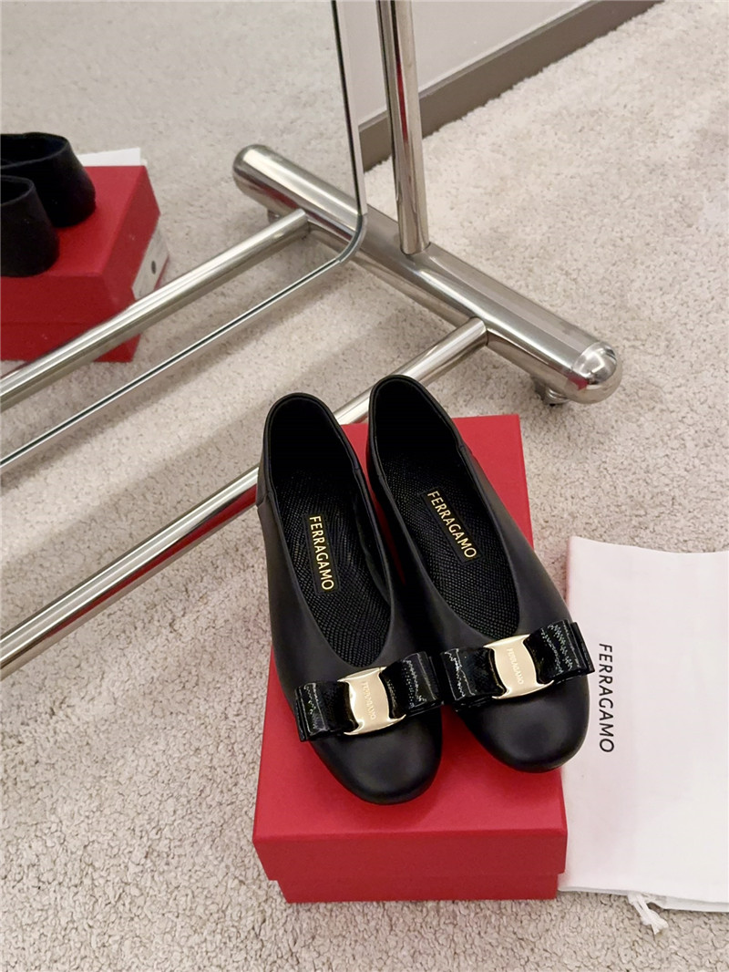 Ferragamo Vara Bow Ballet Flat in Black