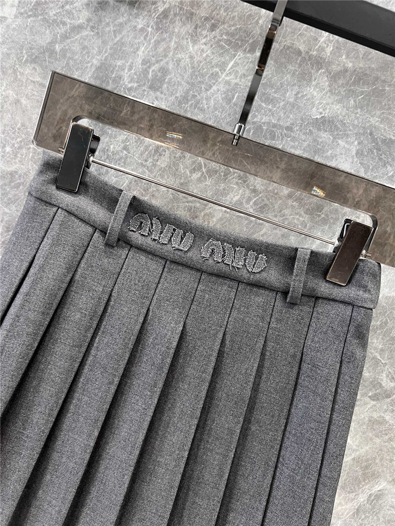 M1um1u micro logo pleated skirt