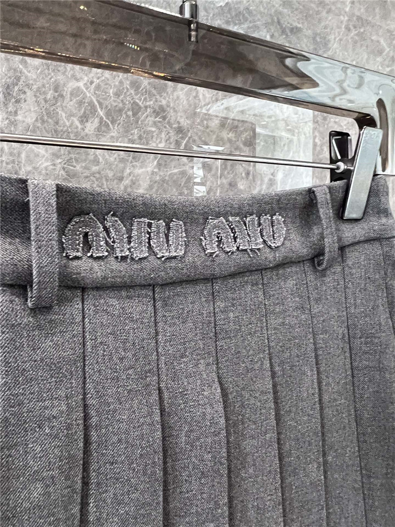 M1um1u micro logo pleated skirt