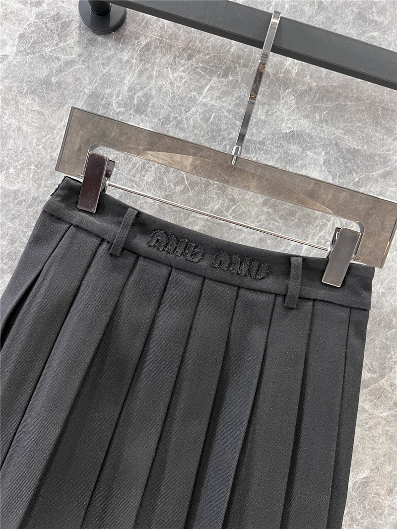 M1um1u micro logo pleated skirt