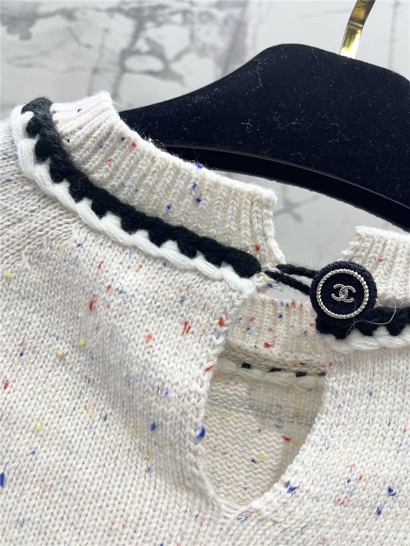 Ch**el white trim wool sweater off-white