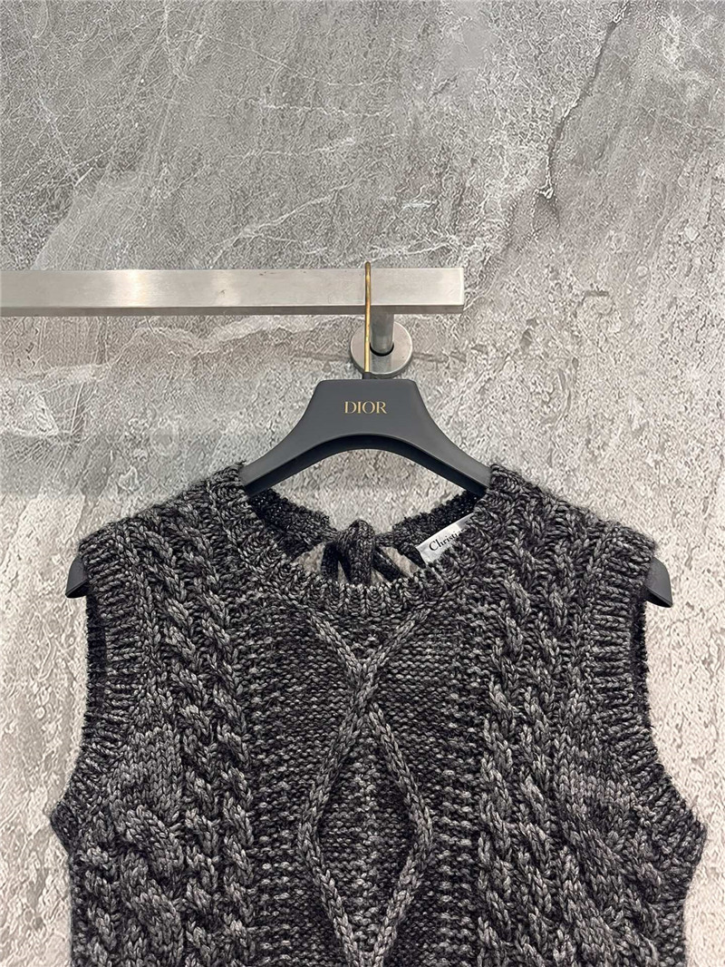 D10r grey sleeveless vest