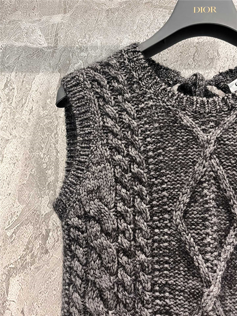 D10r grey sleeveless vest