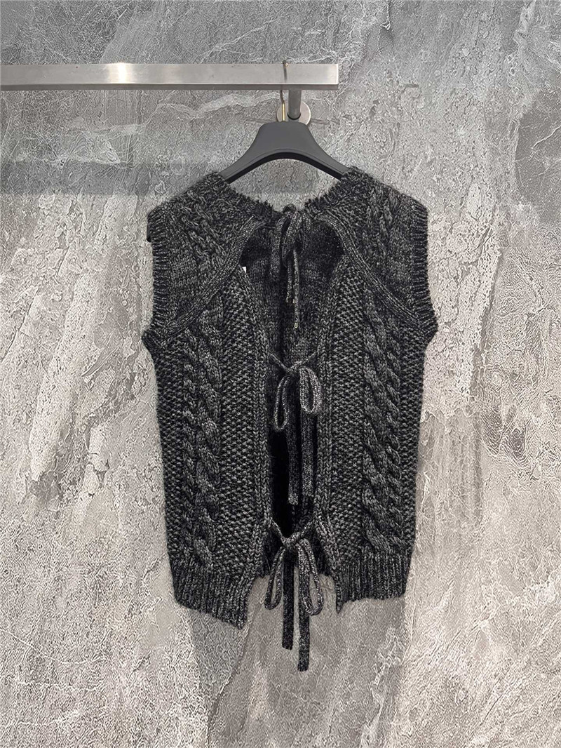 D10r grey sleeveless vest