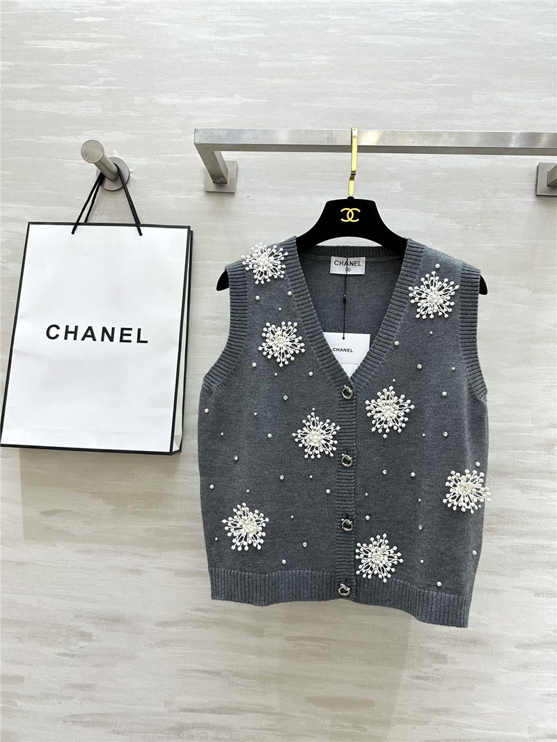 Ch**el snowflake adorns knit vest in grey