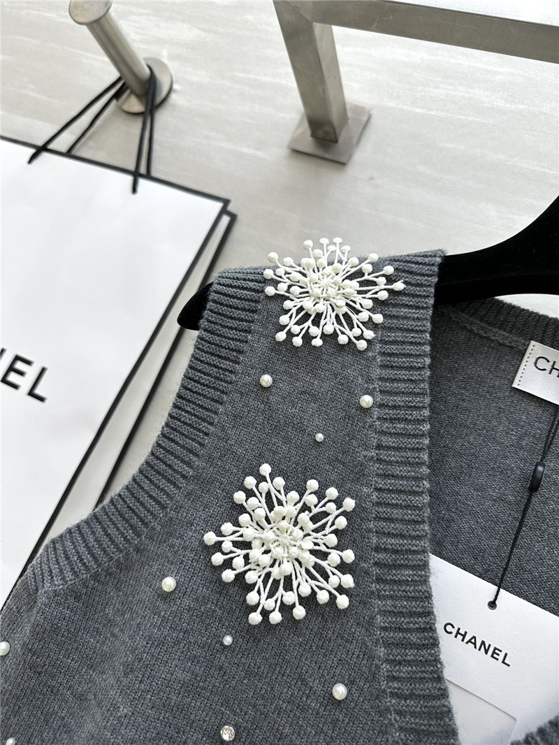 Ch**el snowflake adorns knit vest in grey