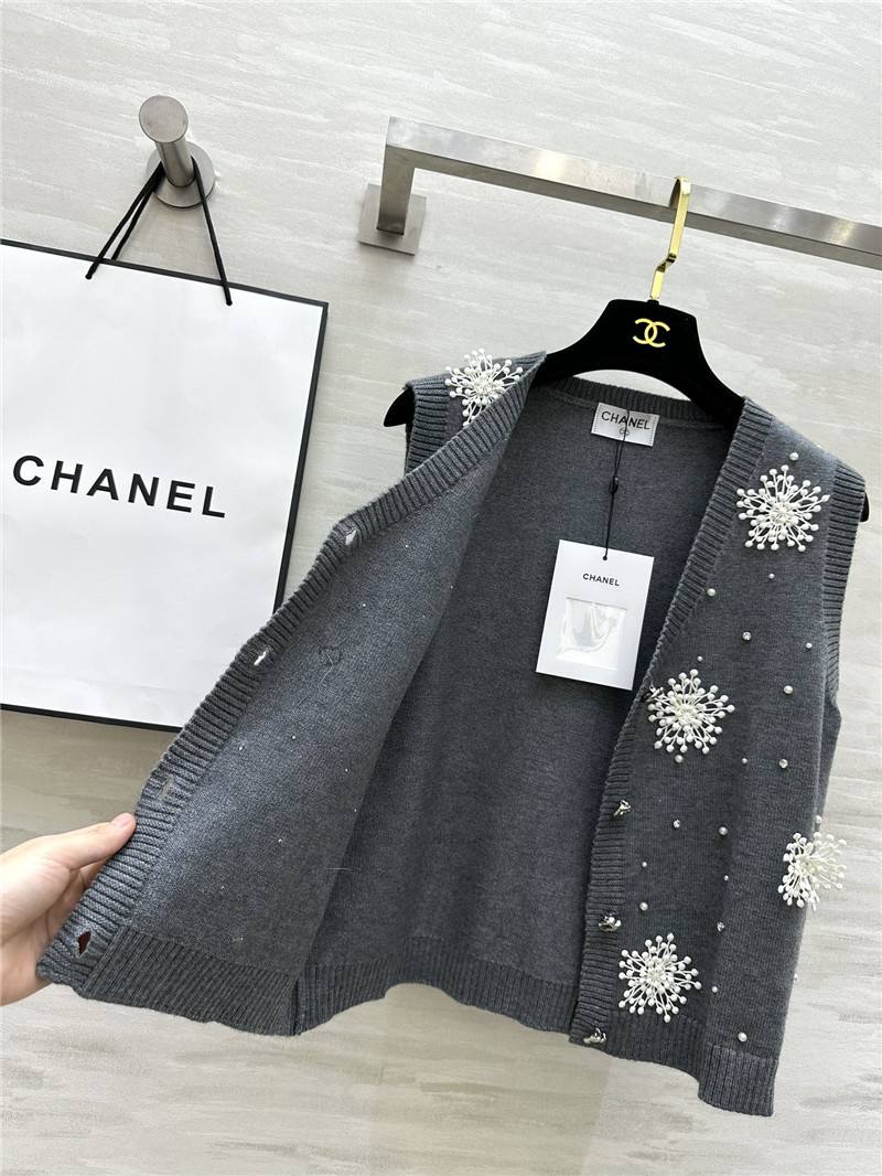 Ch**el snowflake adorns knit vest in grey