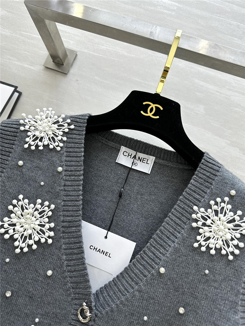 Ch**el snowflake adorns knit vest in grey