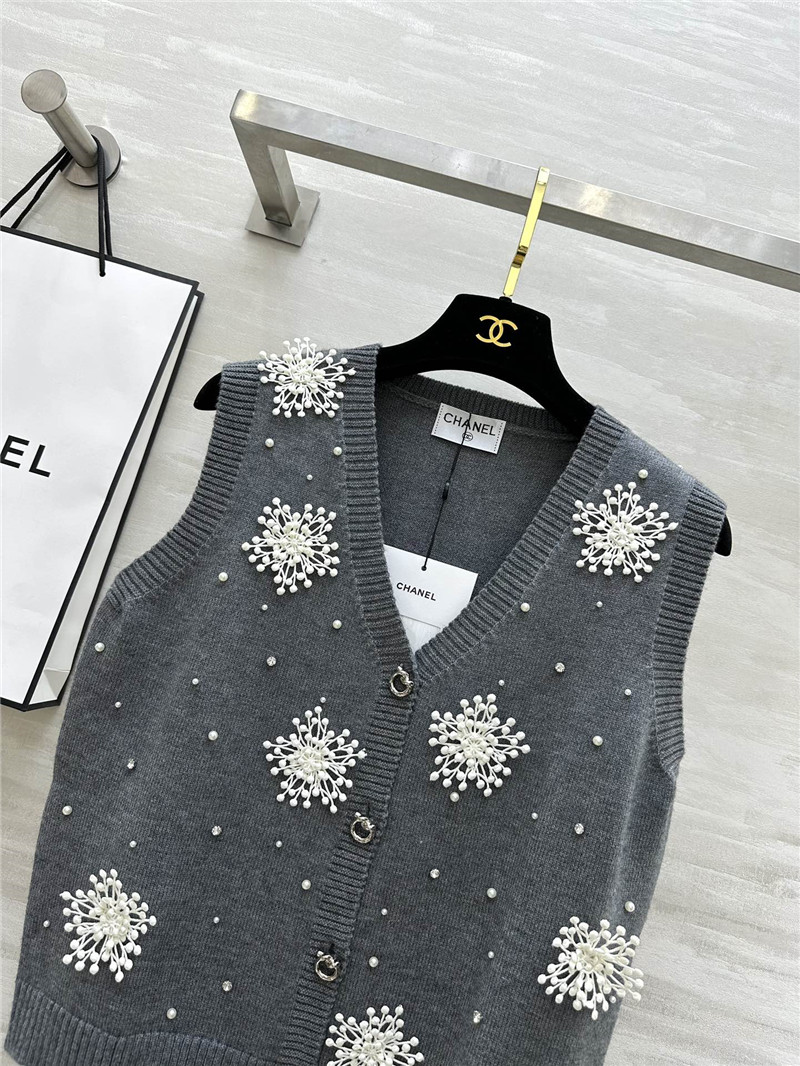 Ch**el snowflake adorns knit vest in grey