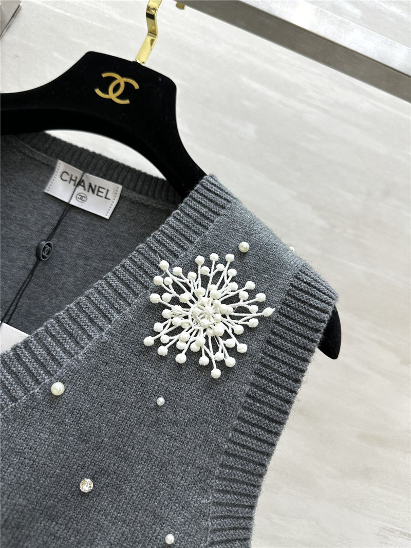 Ch**el snowflake adorns knit vest in grey