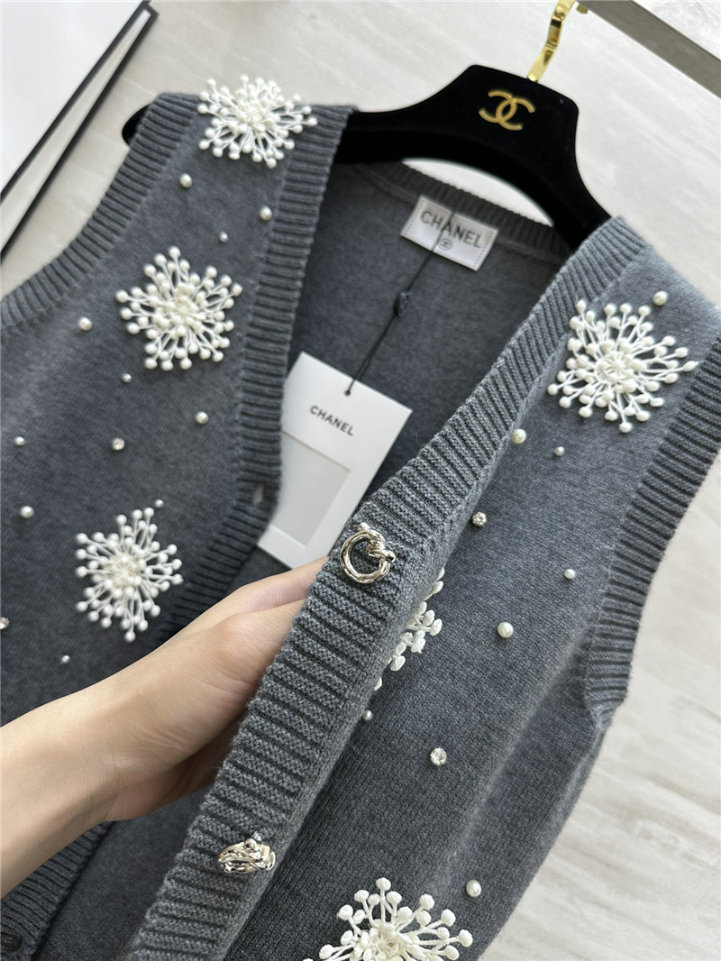 Ch**el snowflake adorns knit vest in grey