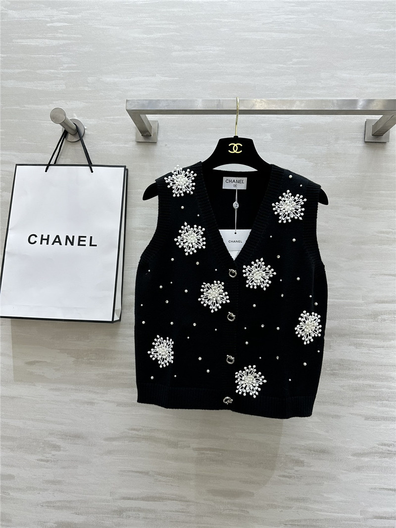 Ch**el snowflake adorns knit vest in black