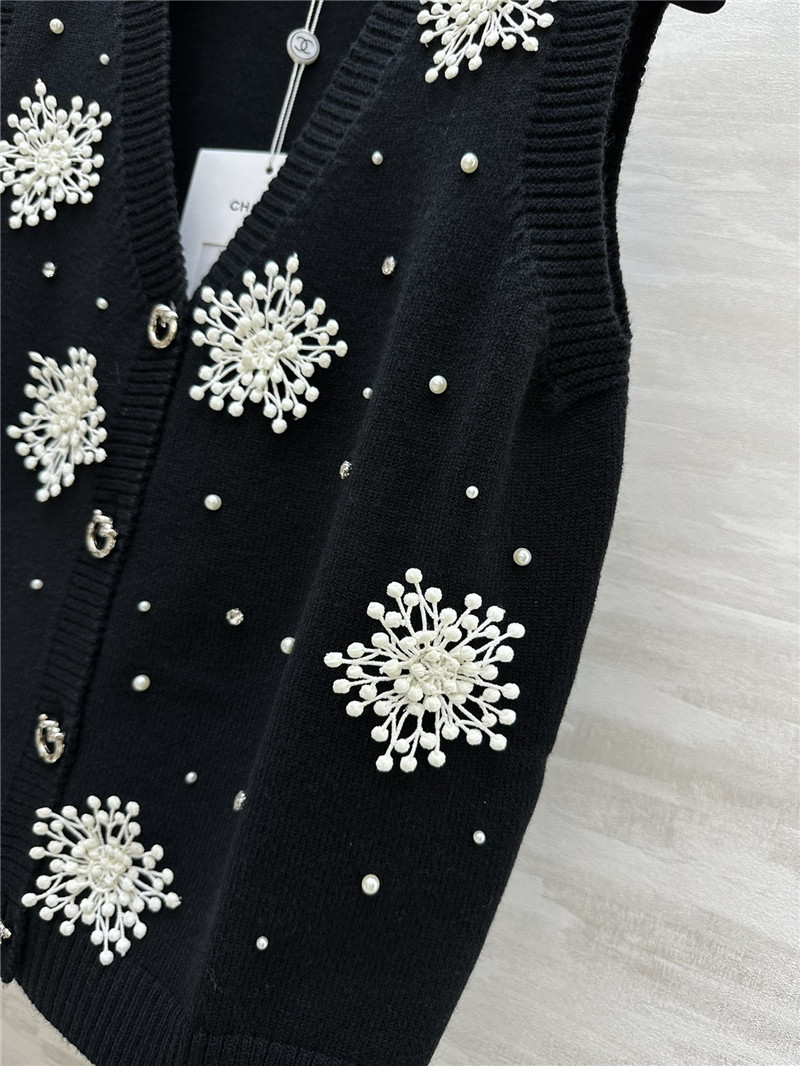 Ch**el snowflake adorns knit vest in black
