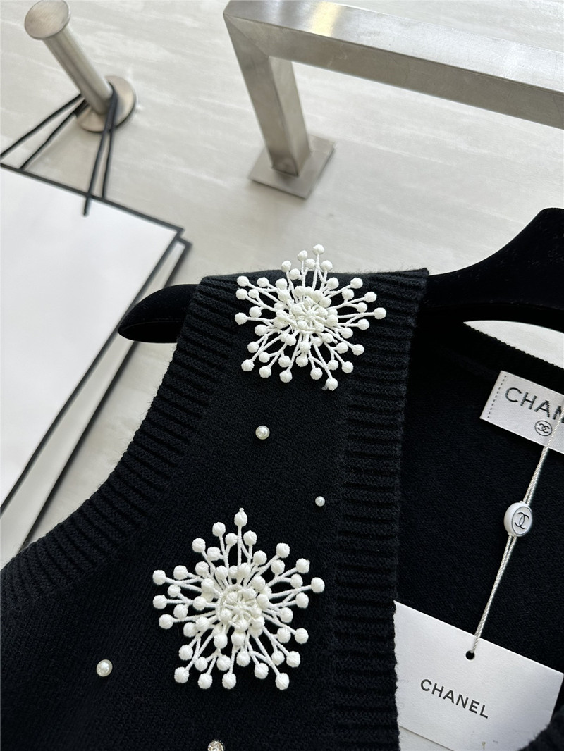 Ch**el snowflake adorns knit vest in black