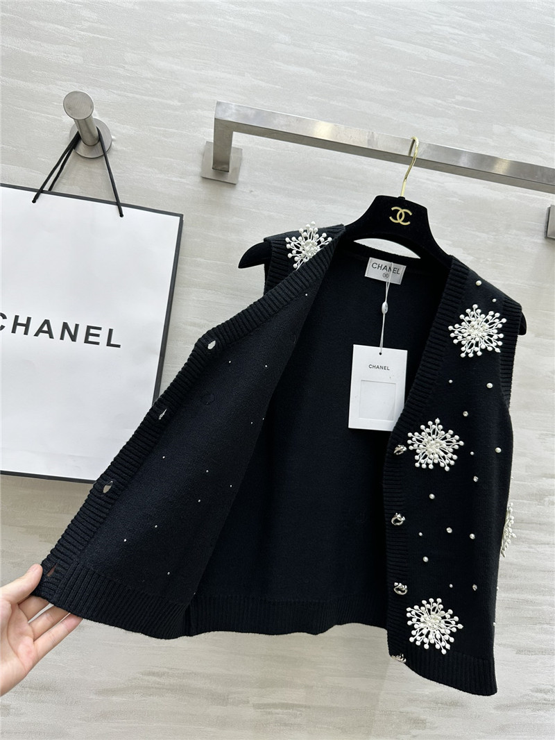 Ch**el snowflake adorns knit vest in black