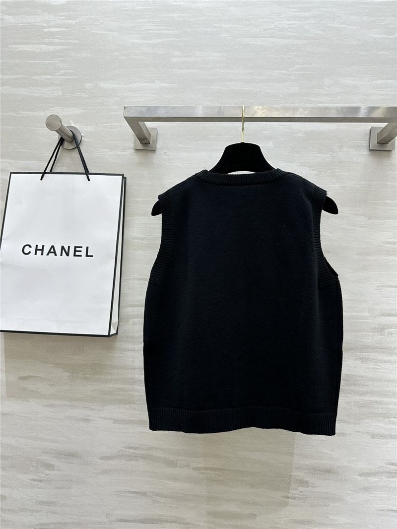 Ch**el snowflake adorns knit vest in black