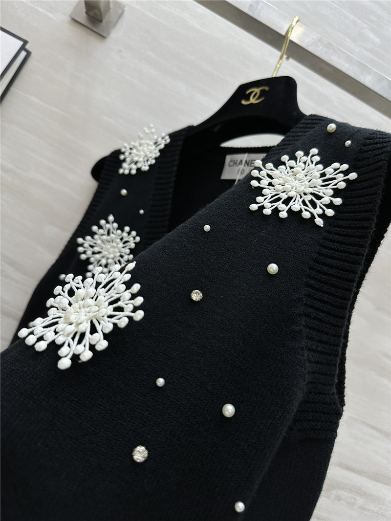 Ch**el snowflake adorns knit vest in black