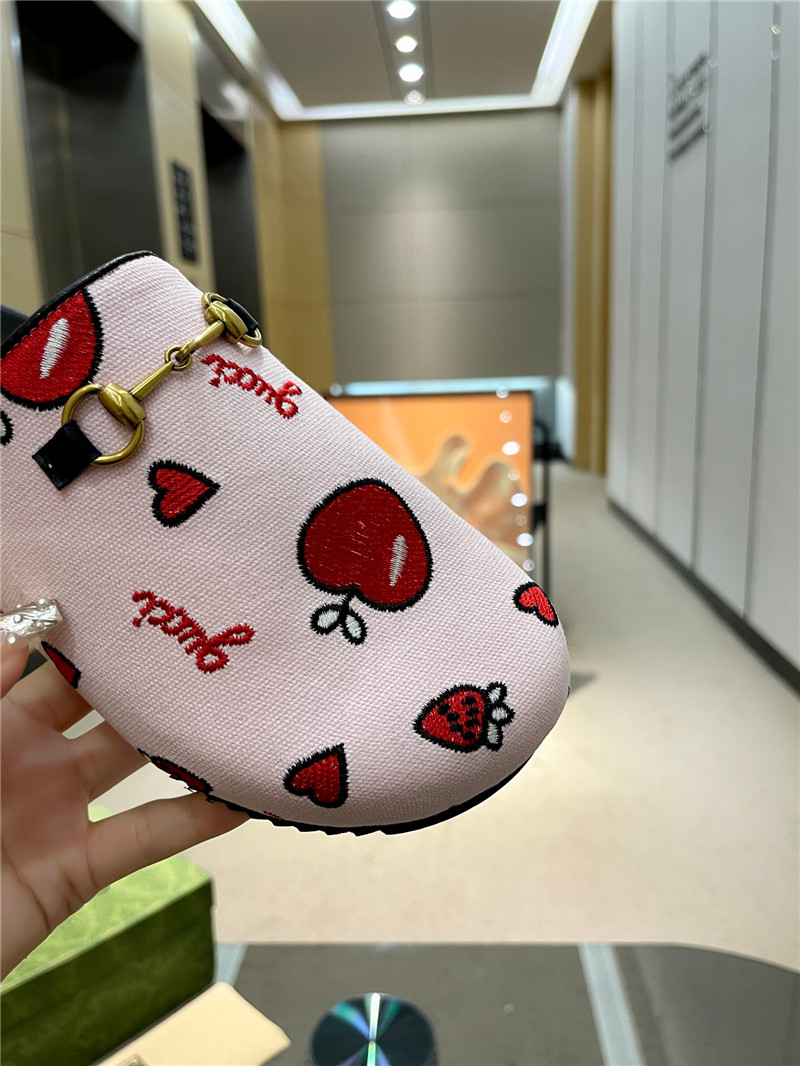 Gvc*1 horsebit mule pink printed canvas