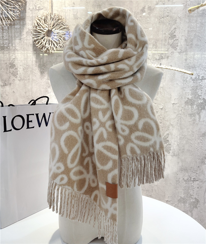 L0ew* wool scarf