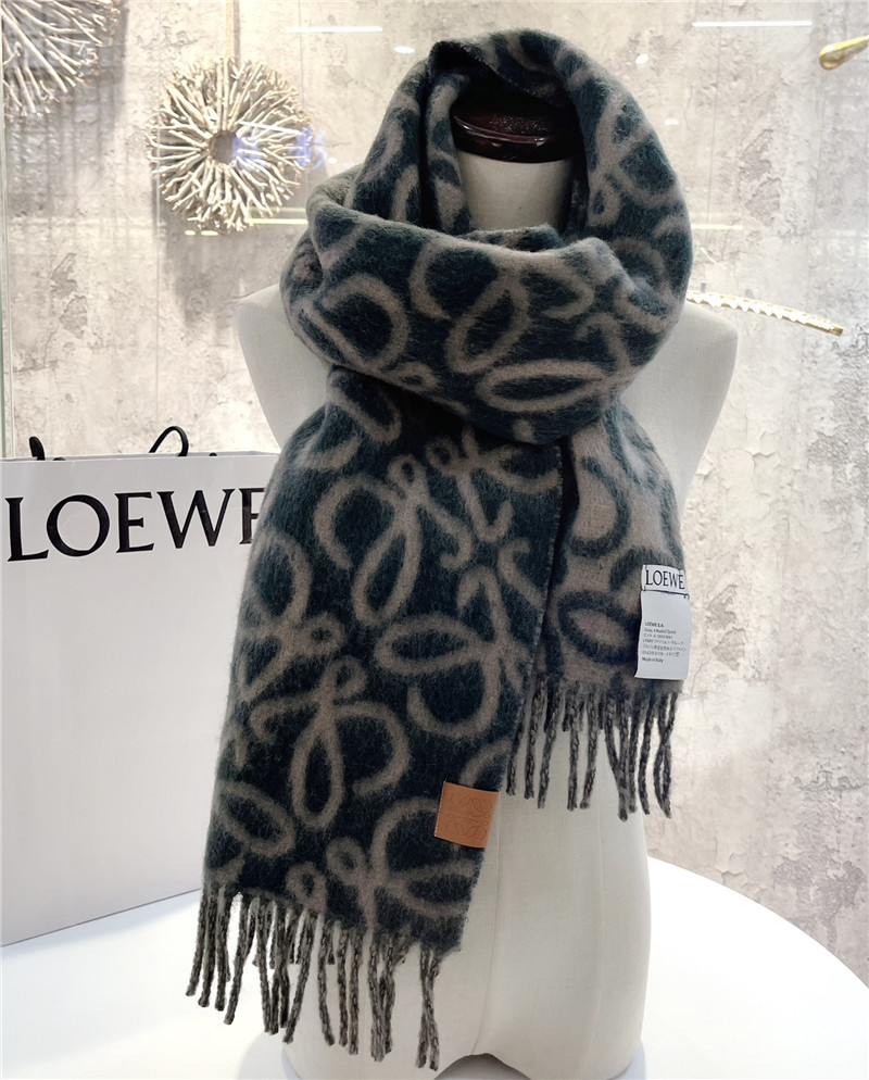 L0ew* wool scarf