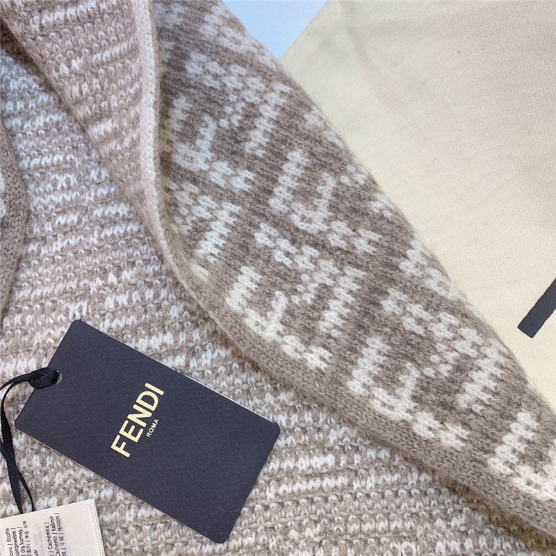 F**di contrasting monogram scarf