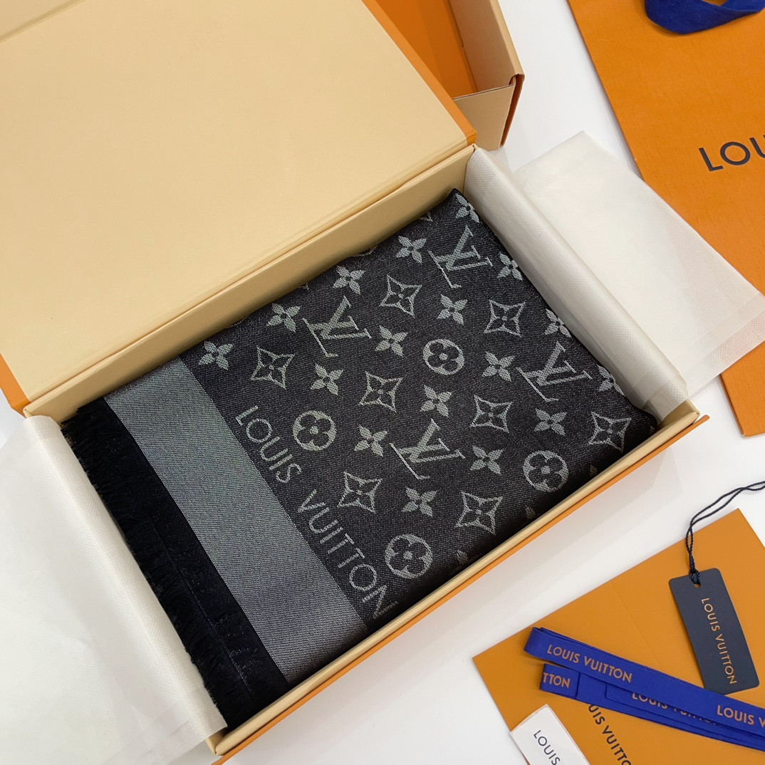 l0vis Vvtt0n lv gold and silver thread shawl