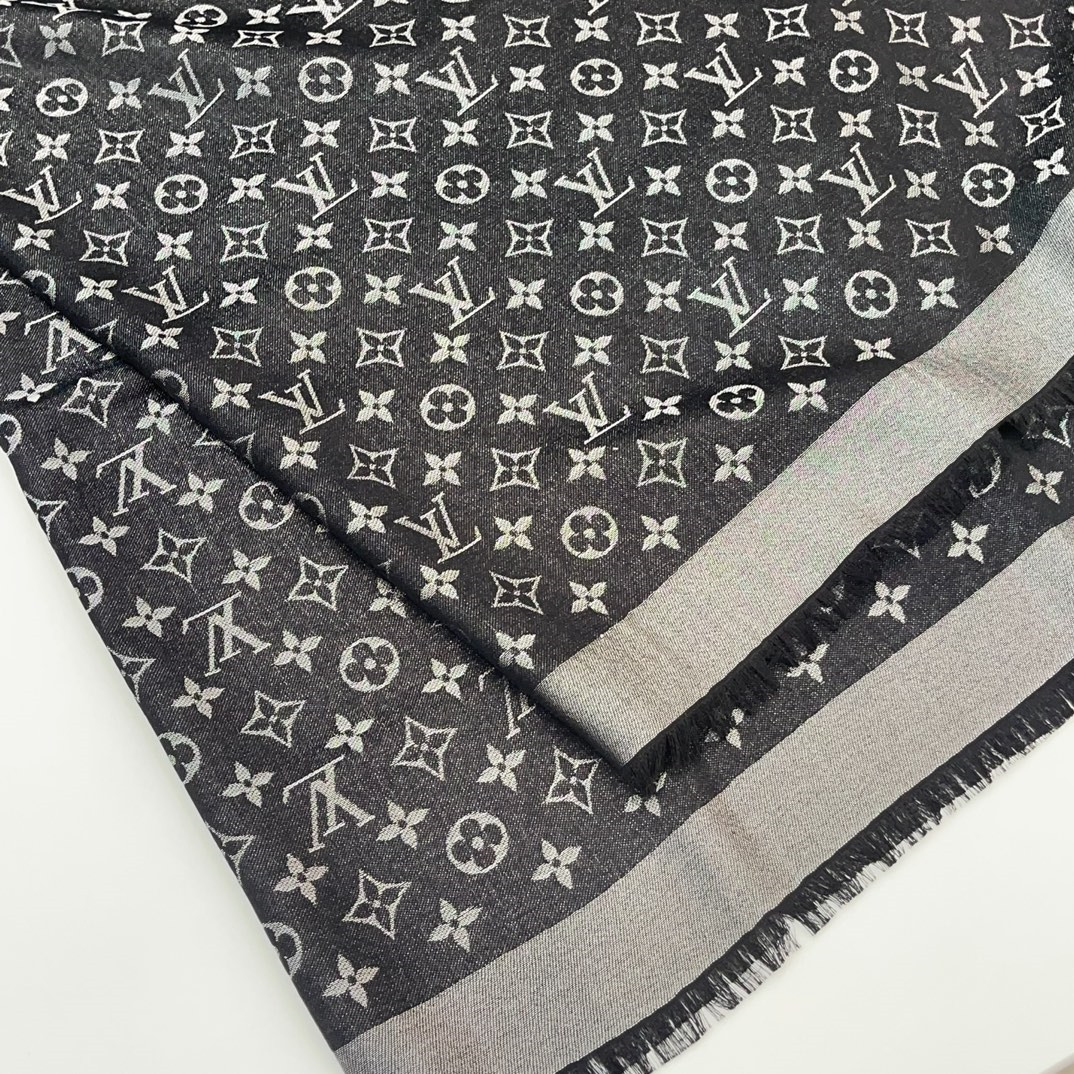 l0vis Vvtt0n lv gold and silver thread shawl