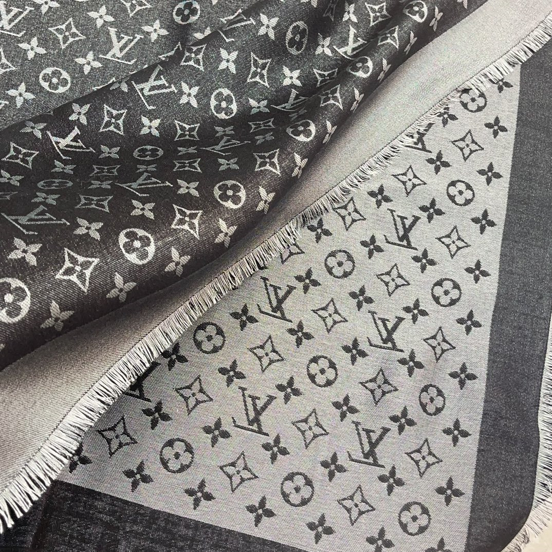 l0vis Vvtt0n lv gold and silver thread shawl