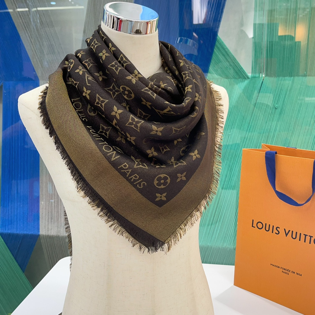 l0vis Vvtt0n lv gold and silver thread shawl