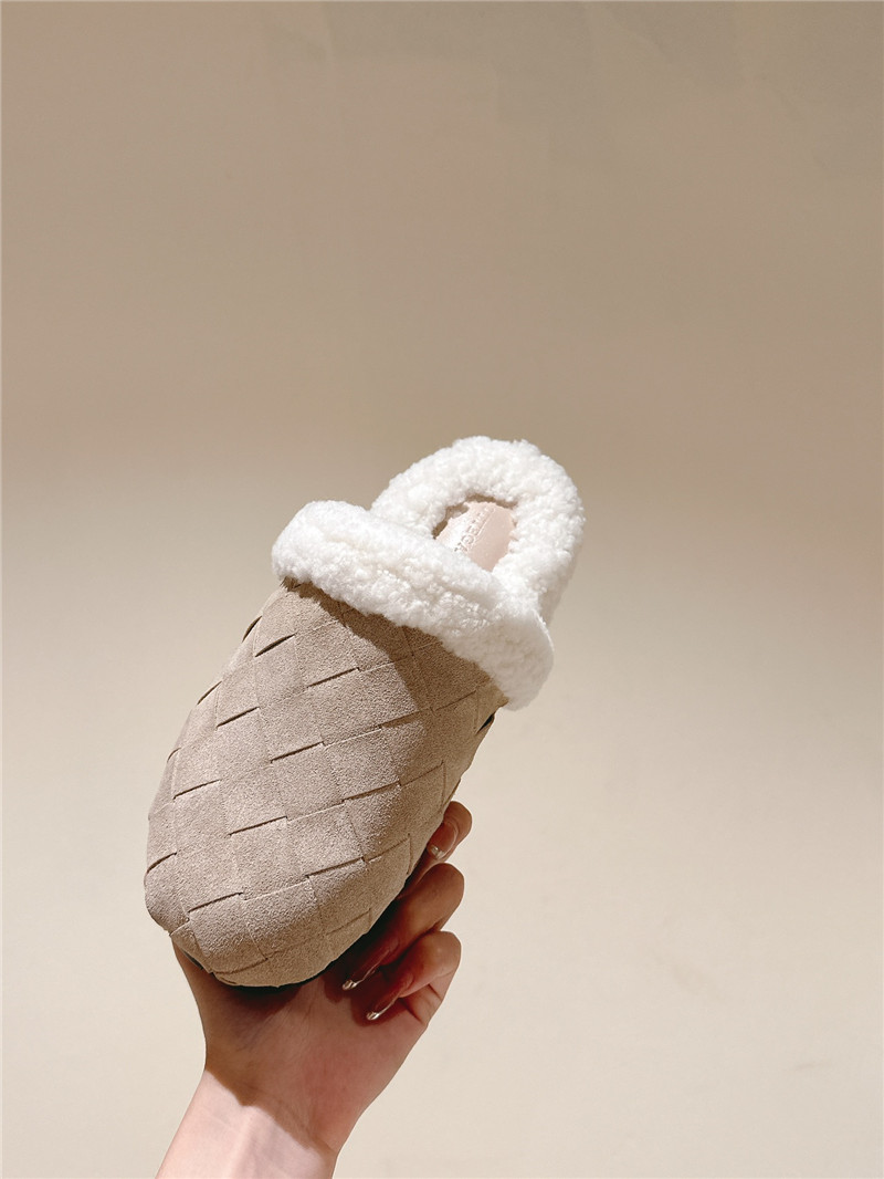 b0tt*ga Ven*ta nude suede fur reggie slippers