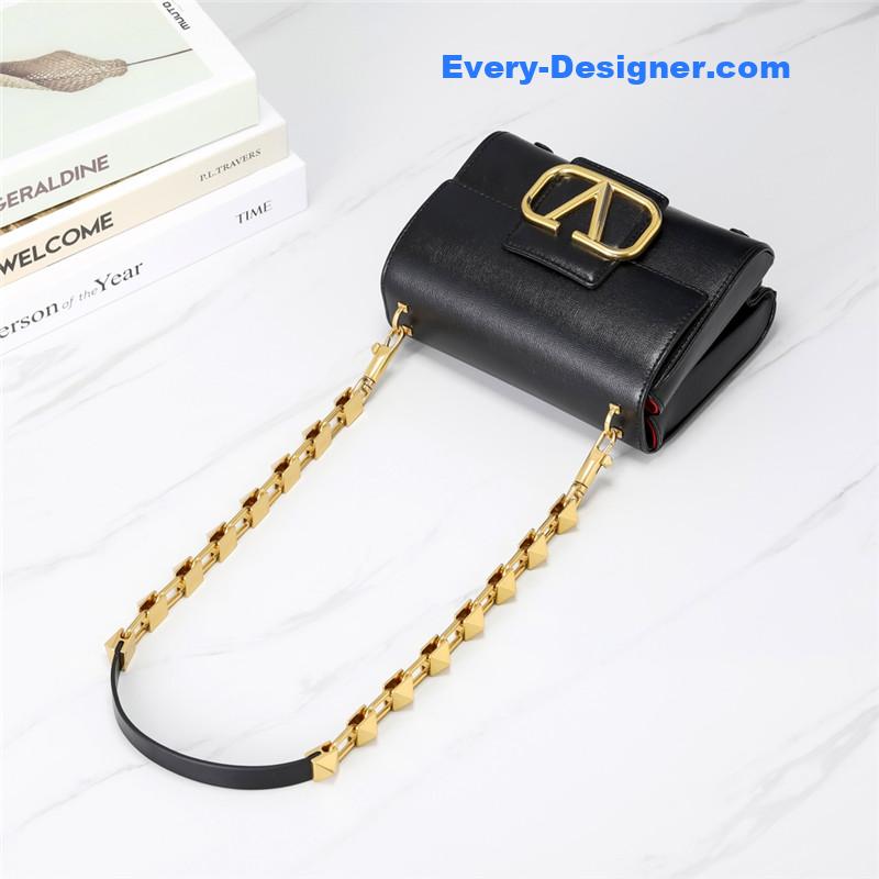 Va1e*ntin0 v logo bag in grained calfskin