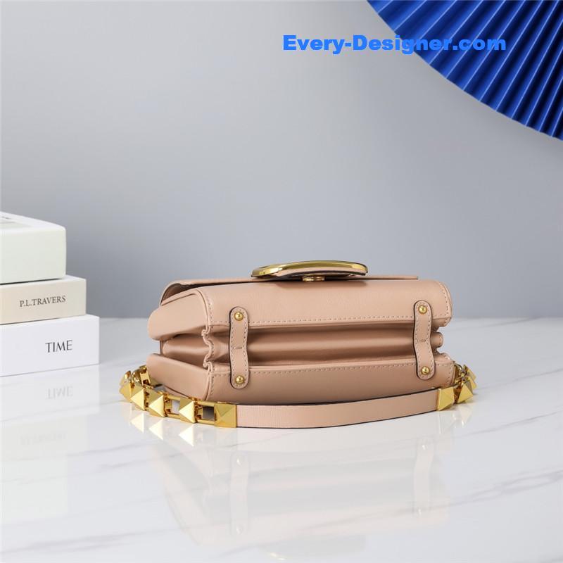 Va1e*ntin0 v logo bag in grained calfskin