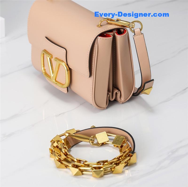 Va1e*ntin0 v logo bag in grained calfskin