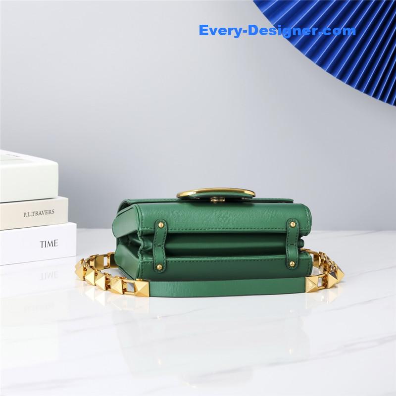 Va1e*ntin0 v logo bag in grained calfskin