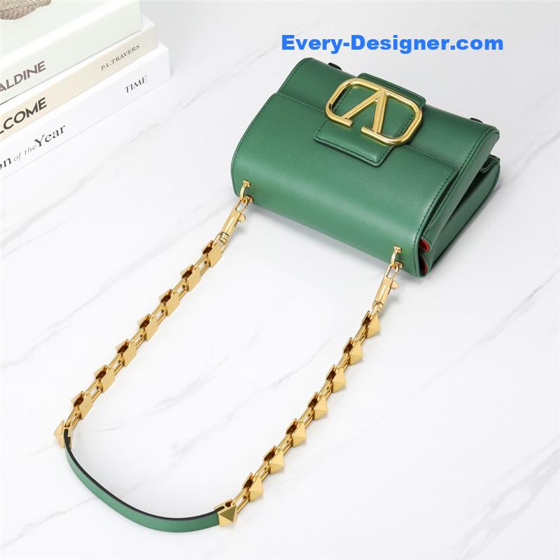 Va1e*ntin0 v logo bag in grained calfskin