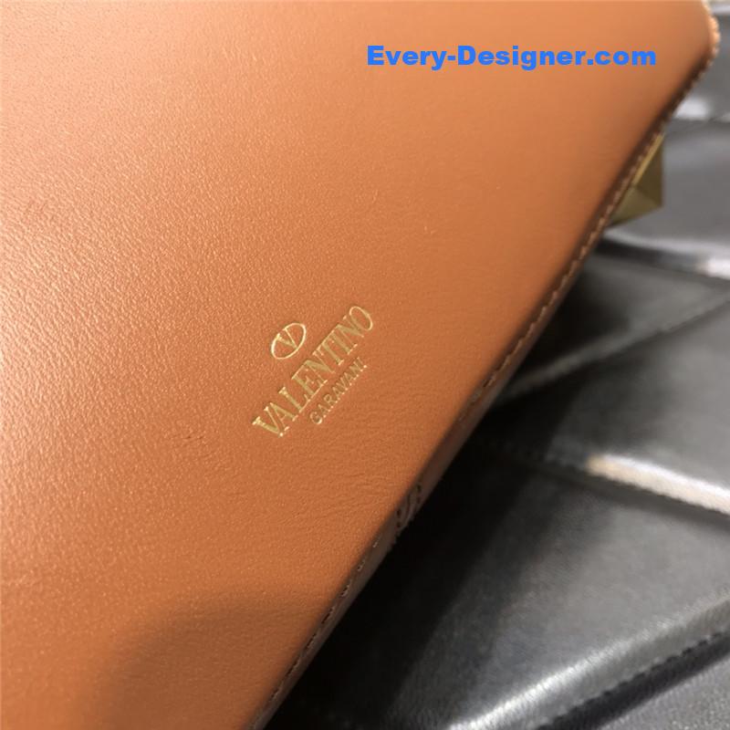 Va1e*ntin0 garavani stud sign leather shoulder bag