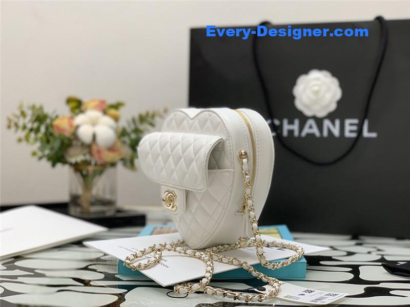 ch**el heart chain D1am0nd bag