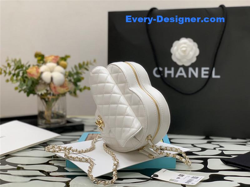 ch**el heart chain D1am0nd bag