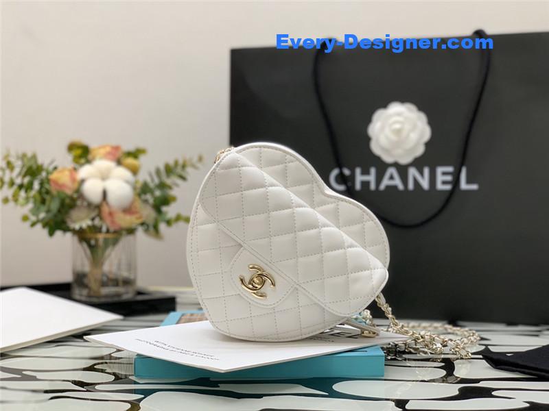 ch**el heart chain D1am0nd bag