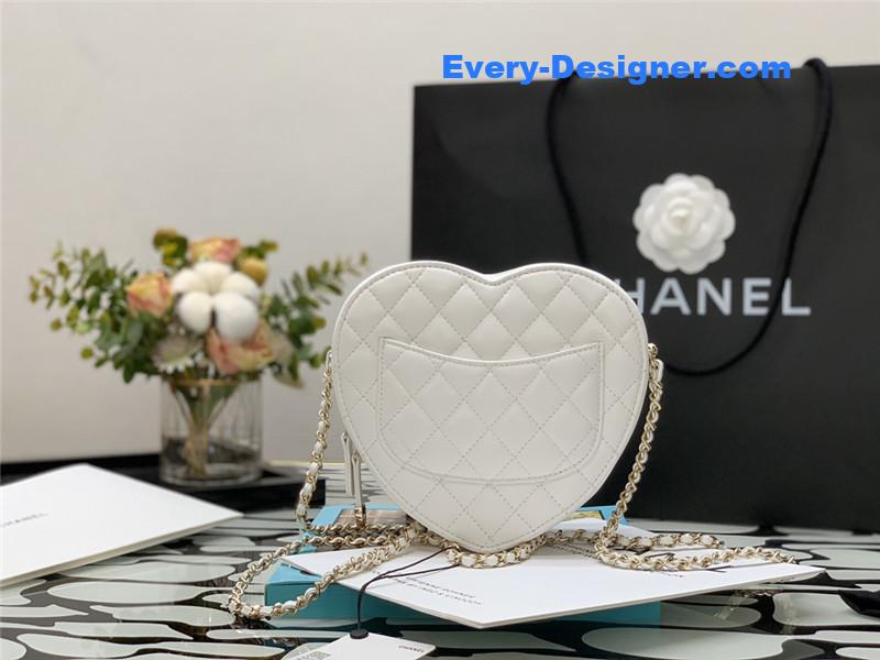ch**el heart chain D1am0nd bag