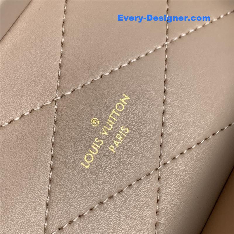 l0vis Vvtt0n lv camera box bag