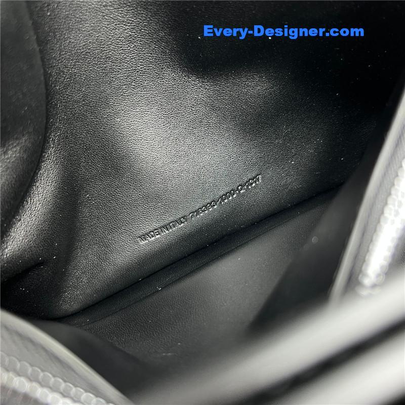 Ba1en*iaga crush bag medium