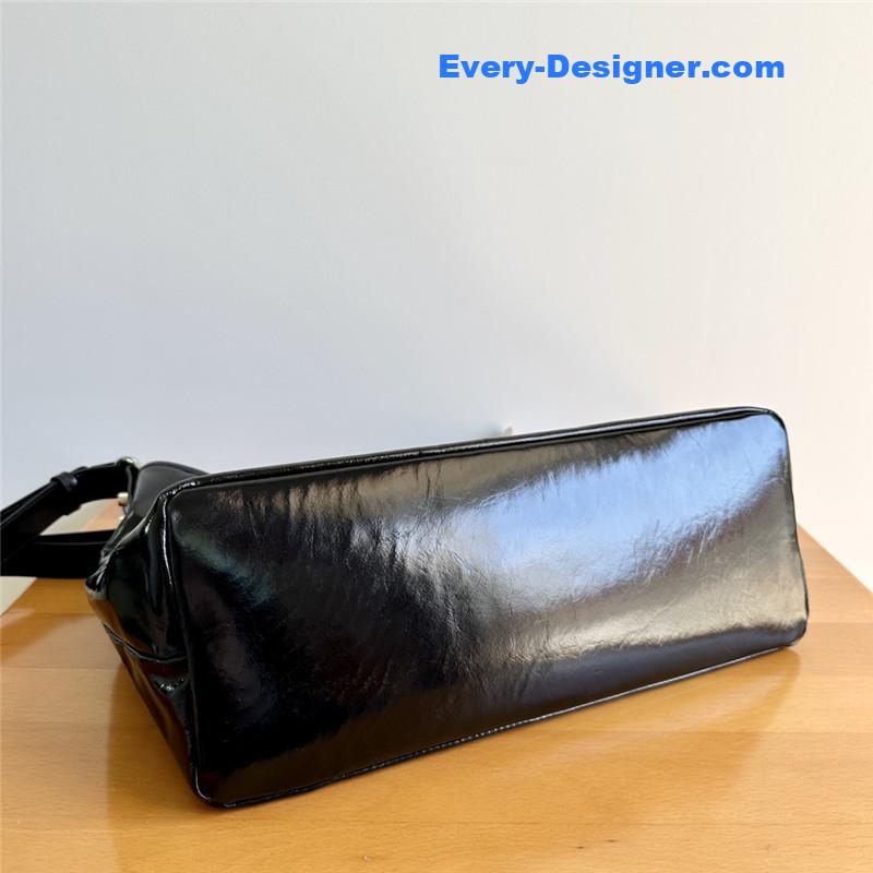 Y51 logo shoulder leather bag
