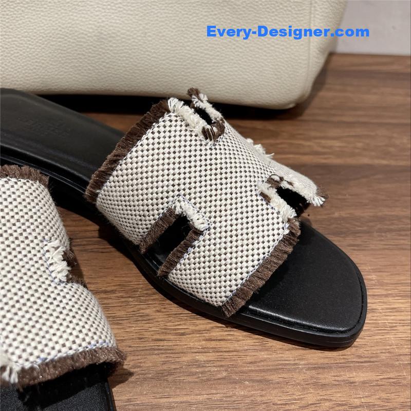 H**me5 h buckle slippers